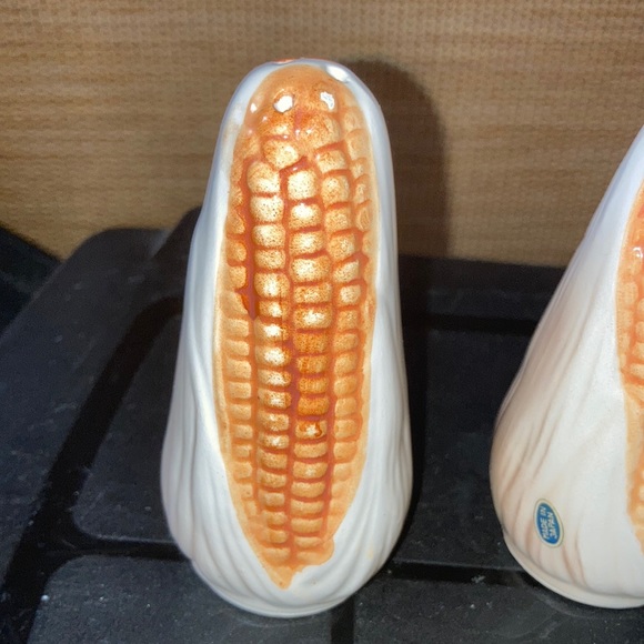 Vintage corn Salt and Pepper shakers with gravy dish - Picture 2 of 5